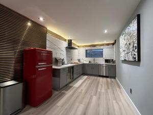 eine große Küche mit einem roten Kühlschrank in einem Zimmer in der Unterkunft Zenity Joshua tree in Joshua Tree