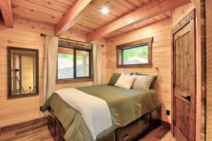 una camera con un letto in una baita di tronchi di Hidden Valley Haven a Sandpoint