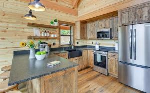una cucina con mobili in legno e un frigorifero in acciaio inossidabile di Hidden Valley Haven a Sandpoint