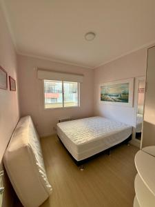 En eller flere senge i et værelse på Apartamento quadra mar