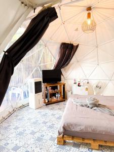 Ένα ή περισσότερα κρεβάτια σε δωμάτιο στο บ้านป่าสักแคมป์ เขาค้อ By chai Architect