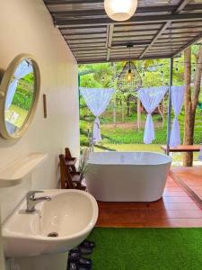 Ένα μπάνιο στο บ้านป่าสักแคมป์ เขาค้อ By chai Architect