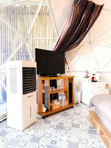 Μια τηλεόραση ή/και κέντρο ψυχαγωγίας στο บ้านป่าสักแคมป์ เขาค้อ By chai Architect