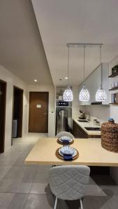 cocina con mesa y 2 sillas en Tambuli Resort & Spa Mactan Cebu Full Resort Access B2C Condo, en Lapu Lapu City