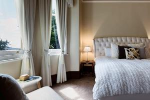 Historic Homestead: Views & Shared Tennis Court في Melrose: غرفة نوم بها سرير ونافذة