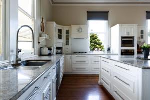 Historic Homestead: Views & Shared Tennis Court في Melrose: مطبخ أبيض مع دواليب بيضاء ومغسلة