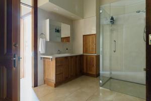 Historic Homestead: Views & Shared Tennis Court في Melrose: حمام مع حوض ودش زجاجي +57 صورة