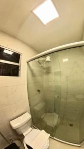 Un baño con inodoro y ducha de cristal. en Studio929GoldStar, en Niterói 20 fotos más