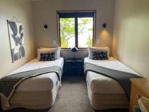 Ένα ή περισσότερα κρεβάτια σε δωμάτιο στο Pukawa Villas Formerly Oreti Village Resort