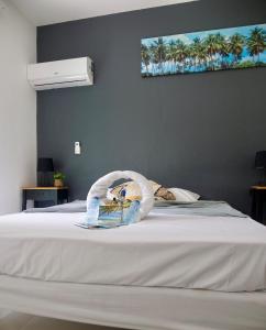 Ένα ή περισσότερα κρεβάτια σε δωμάτιο στο Le 115, sympathique studio proche plage privée