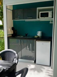 Η κουζίνα ή μικρή κουζίνα στο Le 115, sympathique studio proche plage privée
