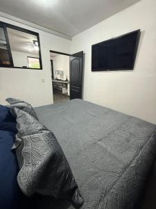 Μια τηλεόραση ή/και κέντρο ψυχαγωγίας στο La Lomita Suite #2 climatizada