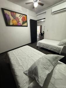 En eller flere senge i et værelse på Suite La Lomita #2 climatizada + 10 billeder