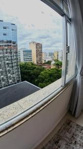 una ventana con vista a una ciudad en Studio929GoldStar, en Niterói