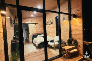 Ένα ή περισσότερα κρεβάτια σε δωμάτιο στο Forava Cabin 2 - Cozy Forest Stay and Sauna