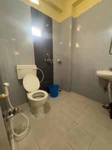 un baño con inodoro y lavabo en Rinchen Stay Bodhgaya, en Bodh Gaya