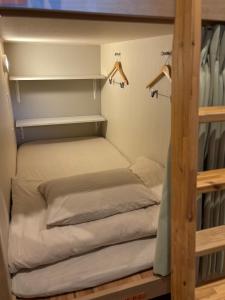东京Hostel Wasabi Asakusa的一间带两张双层床的卧室