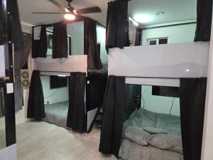 um quarto com 2 beliches e um tecto em Gallery on 59th homestay NOT A HOTEL em Glendale