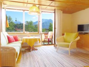 a living room with a couch and chairs and a table at Ferienwohnungen Lind in Oberstdorf