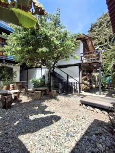 卡普兰干BlueBayou.capurgana的长凳,树和建筑公园