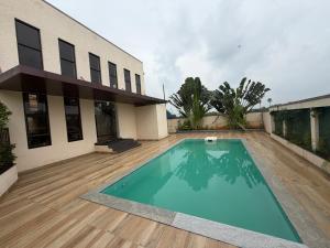 una piscina frente a una casa en Starry Sky Villa, en Tirupporūr