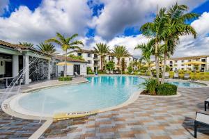 La alberca dentro o cerca de Modern 1BR Condo w/ Pool & BBQ Near Fort Myers