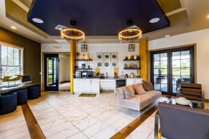 Un lugar para sentarse en Modern 1BR Condo w/ Pool & BBQ Near Fort Myers