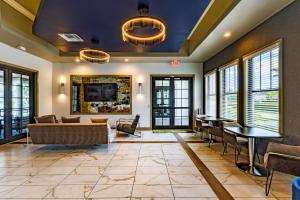 Un lugar para sentarse en Modern 1BR Condo w/ Pool & BBQ Near Fort Myers