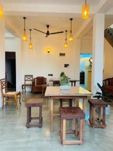 Habitación grande con mesa y bancos. en Tropictide Weligama, en Nikawatawana