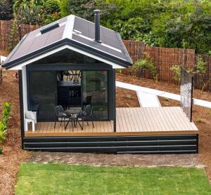 cenador con mesa y sillas en la terraza en Grevillea Villa, en Valdora