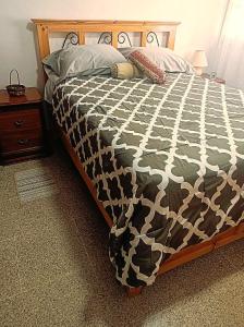 Ένα ή περισσότερα κρεβάτια σε δωμάτιο στο Casa con Jardín