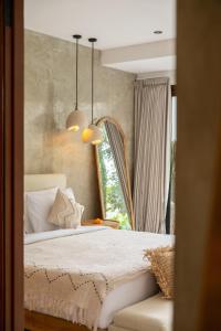 een slaapkamer met een bed en een raam bij Sava Villa Ubud Rice Fields View in Tegalalang