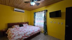 Ένα ή περισσότερα κρεβάτια σε δωμάτιο στο Rústicas Dani & Fam