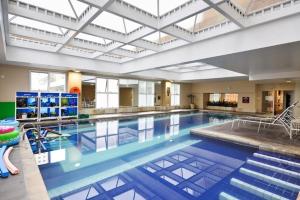 a large swimming pool with a large ceiling at Flat completo no hotel Comfort de Alphaville in Barueri +1 photo