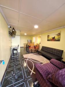 un soggiorno con un divano e un tavolo di Casa interior 2 pisos, 3 hab, 1 cama 2 plazas, 3 camas 1 plaza y 1 litera a Laja Altre 21 foto