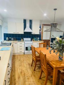 Η κουζίνα ή μικρή κουζίνα στο Coast house Lilli Pilli - Walk 200m to circuit beach +6 φωτογραφίες