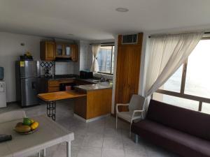 una cucina e un soggiorno con un divano e un tavolo di El Peñon-Rodadero-Sunset-Cheap Building a Rodadero