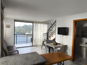 un soggiorno con tavolo e balcone di El Peñon-Rodadero-Sunset-Cheap Building a Rodadero