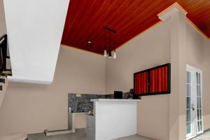 MojokertoにあるOYO 94924 Cidu Homestay Syariahの白い壁と赤い天井の部屋