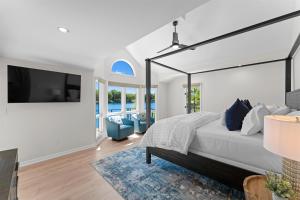 Un dormitorio con una cama grande y un televisor. en Fox Run w/Heated Pool & Optional Boat Rental, en Westport 76 fotos más