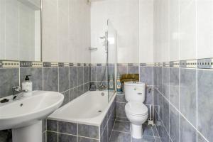 Et badeværelse på Charming 2BR Getaway in Maro- Newly renovated + 26 billeder