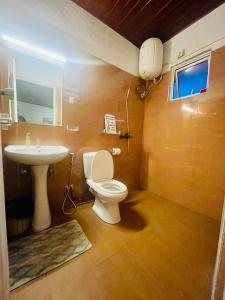 Ванная комната в The Burrow - A Modern Loft-Style Luxury Villa