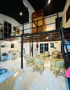 Гостиная зона в The Burrow - A Modern Loft-Style Luxury Villa