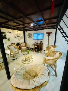 Телевизор и/или развлекательный центр в The Burrow - A Modern Loft-Style Luxury Villa +15 фотографий