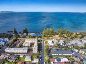 una vista sulla città con un cartello stradale di Right Opposite the Beach! a Orewa