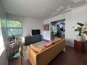 Μια τηλεόραση ή/και κέντρο ψυχαγωγίας στο Cozy Home away from home!