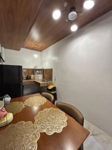 Kuchyň nebo kuchyňský kout v ubytování Kozy Row Staycation - Pagadian City