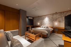 Ένα ή περισσότερα κρεβάτια σε δωμάτιο στο ホテルAO男塾ホテルグループHimeji