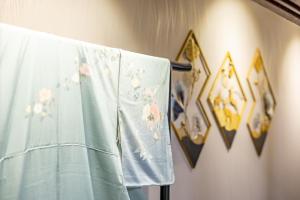 Foto sihtkohas Nara asuva majutusasutuse Lax奈良 築65年和モダン古民家 一棟貸切 最大16名 専用ガレージ2台無料 自転車付き galeriist