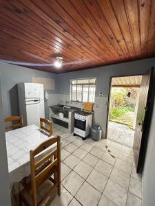 a kitchen with a refrigerator and a stove at Casa em Juquehy 200m da praia in São Sebastião